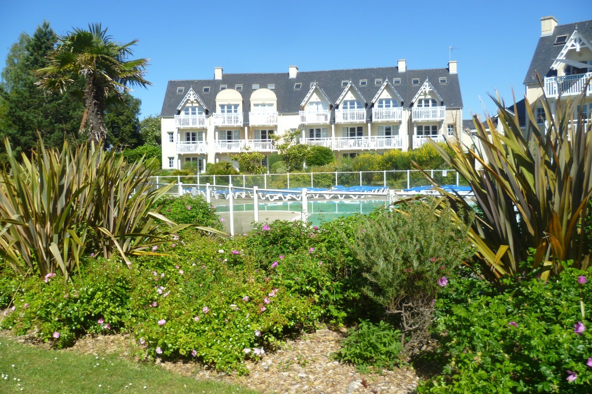 Résidence avec piscine en face de la plage