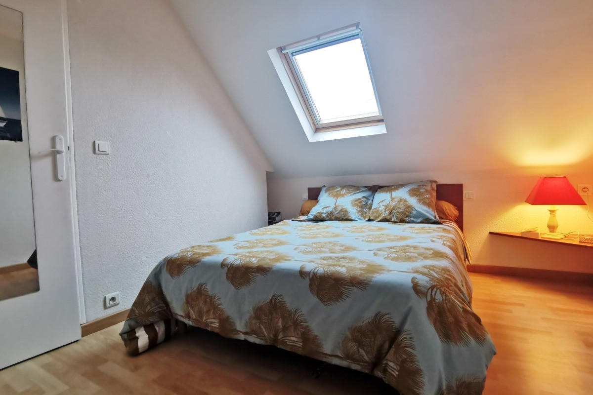 Etage: Chambre avec lit 140