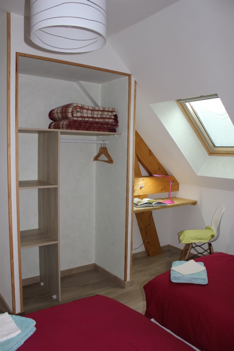 La chambre verte avec le rangement et un petit bureau