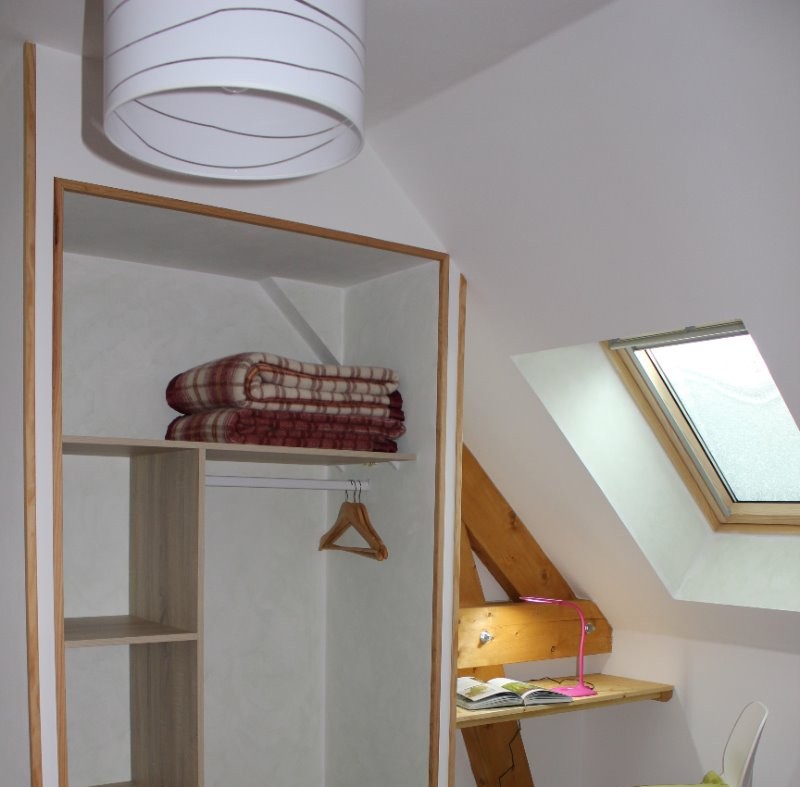 La chambre verte avec le rangement et un petit bureau