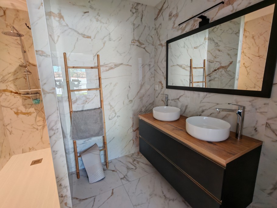 Shower room - right-hand night section