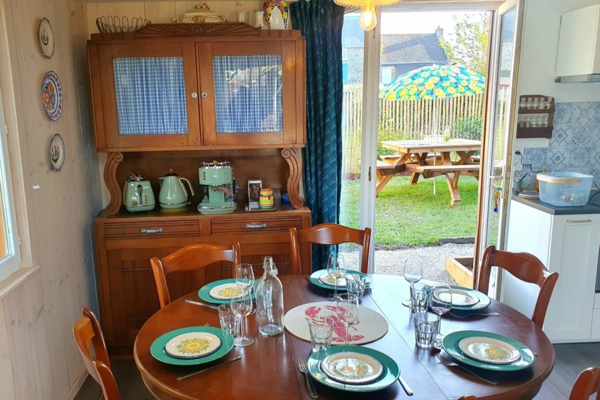Pièce de vie de plain-pied avec coin cuisine, coin séjour et coin salon