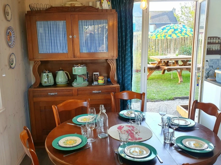 Pièce de vie de plain-pied avec coin cuisine, coin séjour et coin salon