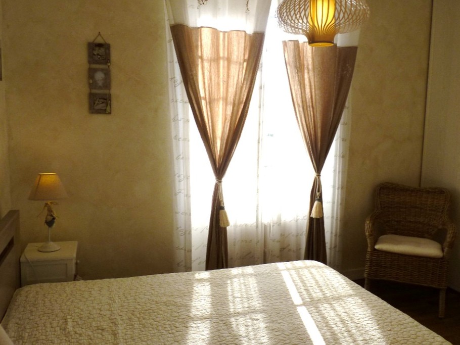 Chambre indépendante pour 2 personnes (lit 140 cm) avec penderie, rangements et coin bureau.