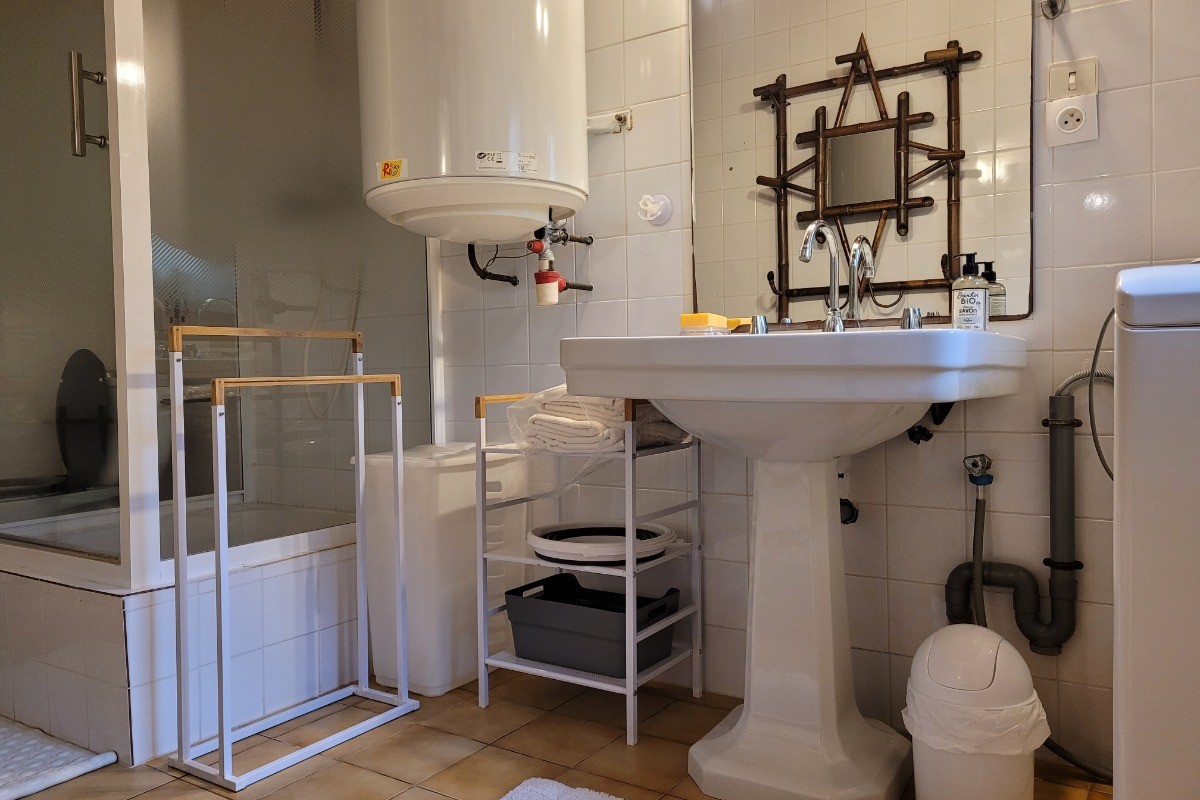 Charline - salle d'eau avec douche lavabo WC et lave-linge RDC