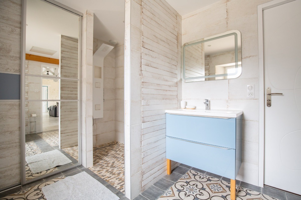 Salle de bain avec douche italienne de 2 M2, colonne hydro-massante, vasque et WC.