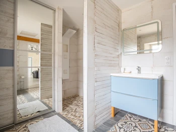 Salle de bain avec douche italienne de 2 M2, colonne hydro-massante, vasque et WC.