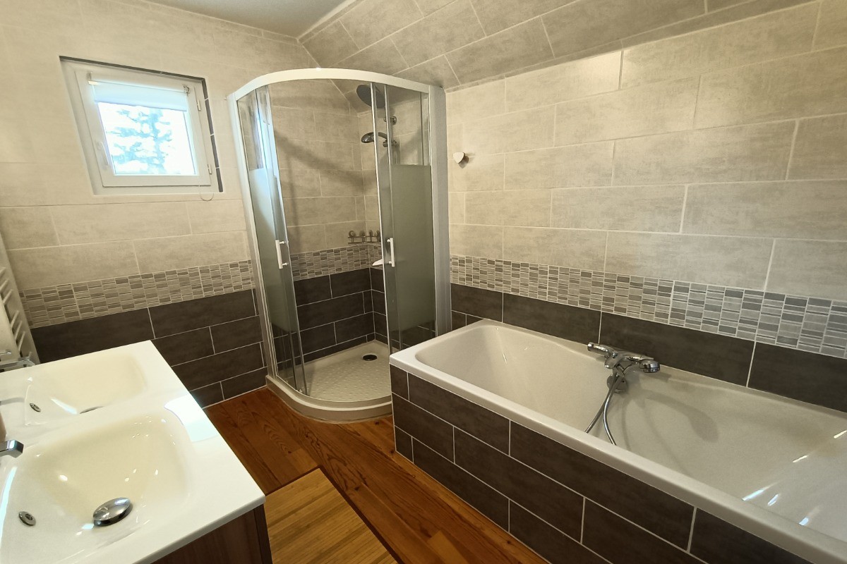 Salle de bain avec douche et baignoire