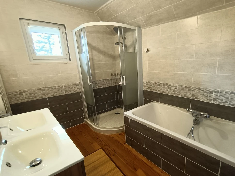 Salle de bain avec douche et baignoire