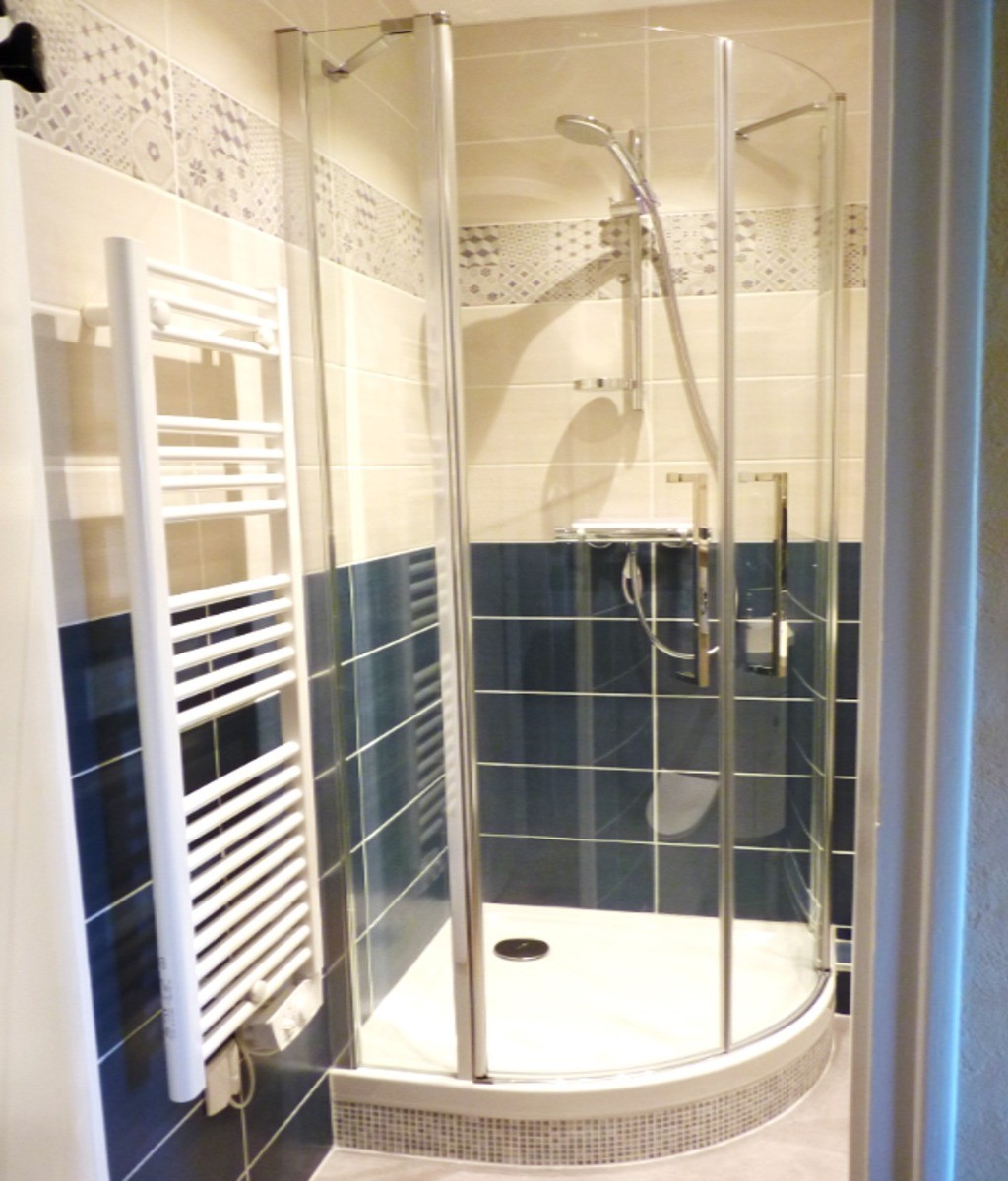 Salle d'eau avec douche grande dimension et WC.