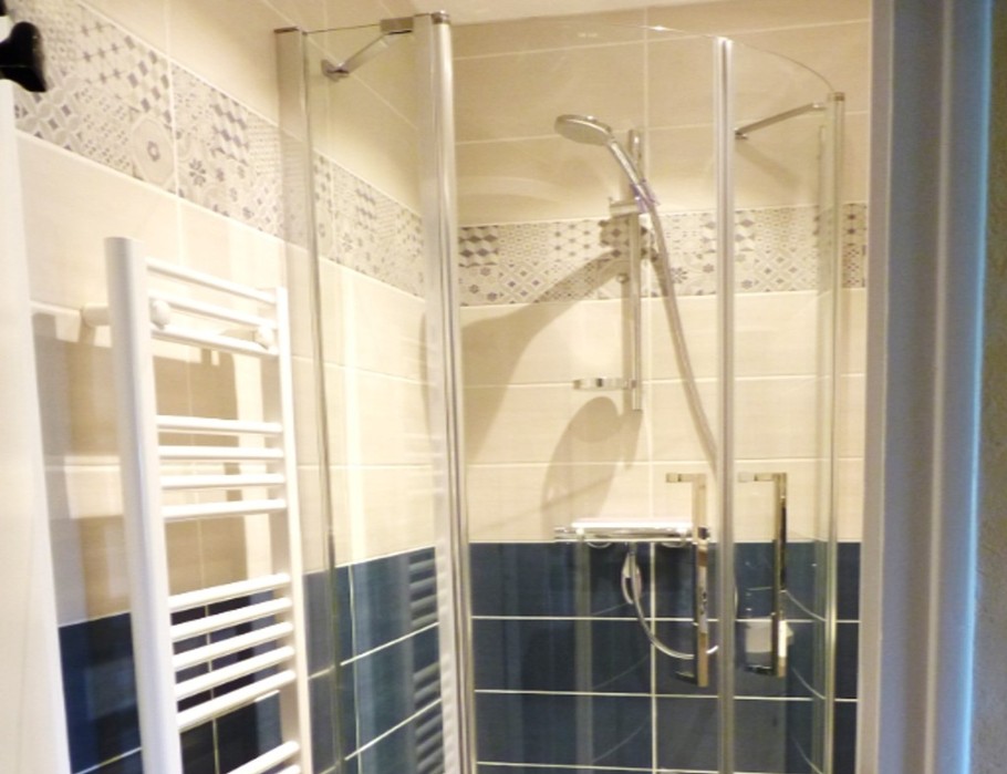 Salle d'eau avec douche grande dimension et WC.