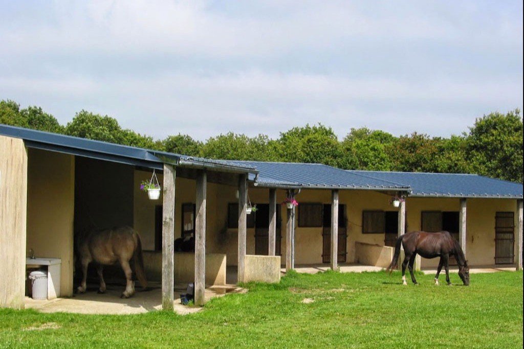 Les écuries du Domaine de  Lesvaniel
