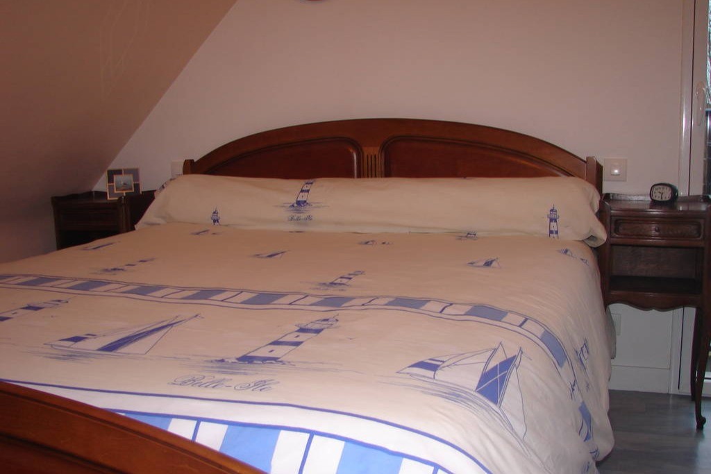 Chambre adultes. Lit de 160 entièrement préparé.