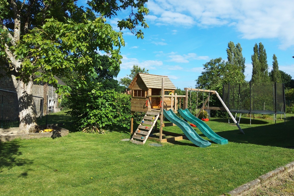 Structure de jeux, bac à sable et trampoline