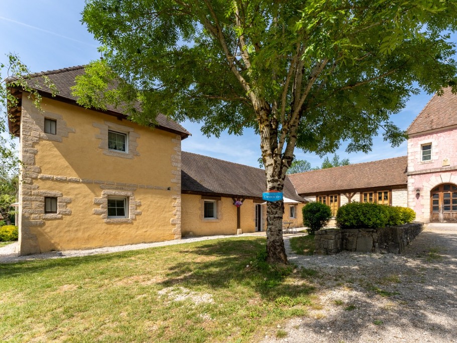 Entrée, le parking est sur votre droite