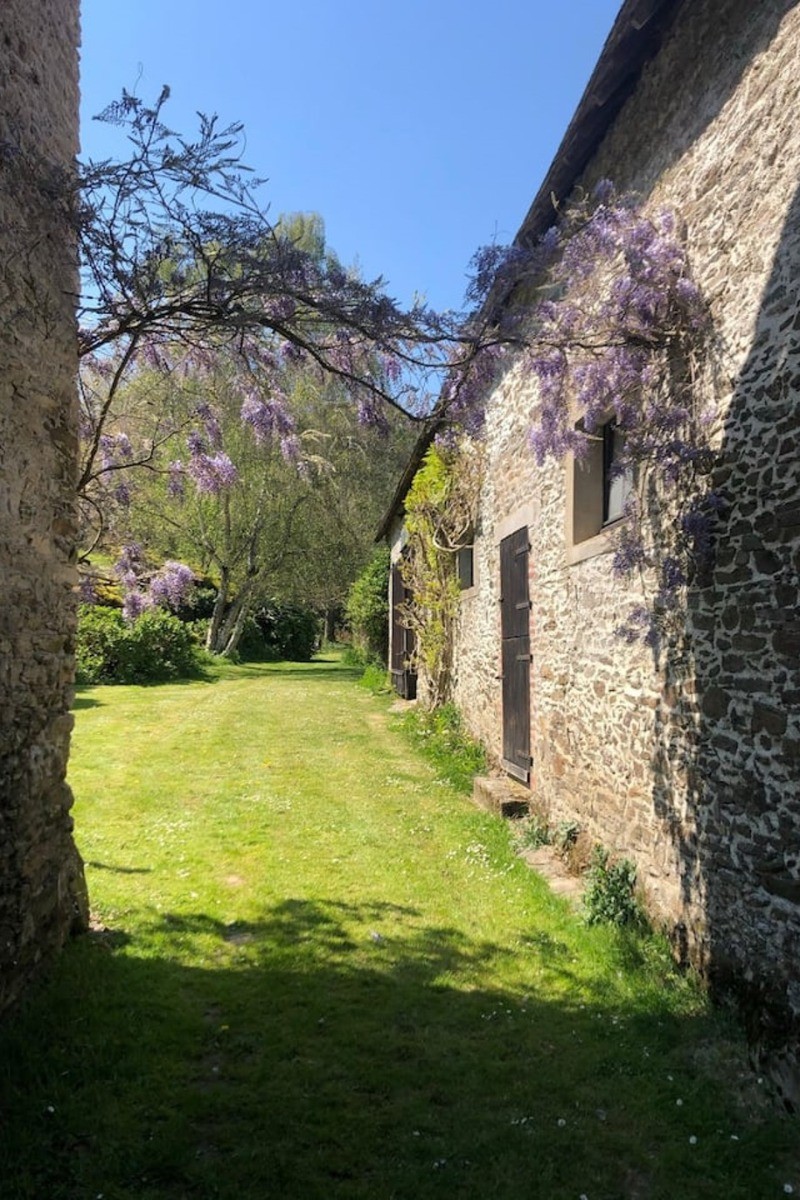 Glycine et espaces de jeux entre les différents anciens corps de ferme.
Crédits photo :  Mégane ARNAL