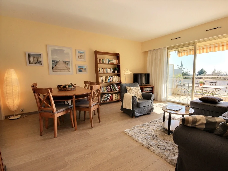 Pièce à vivre donnant sur une grande terrasse vue mer