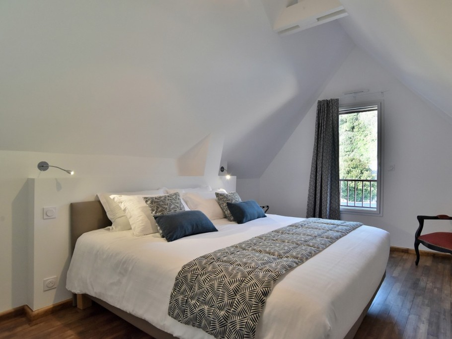 Chambre indépendante pour 2 personnes (grand lit 180 cm) avec dressing. Situé côté cour, vous dormirez dans le plus grand calme.