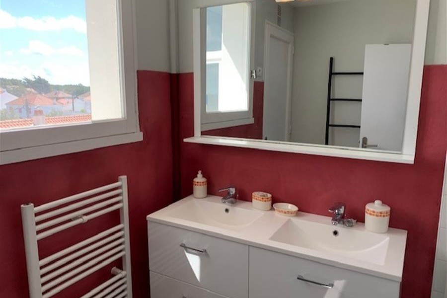 1 salle d'eau avec douche