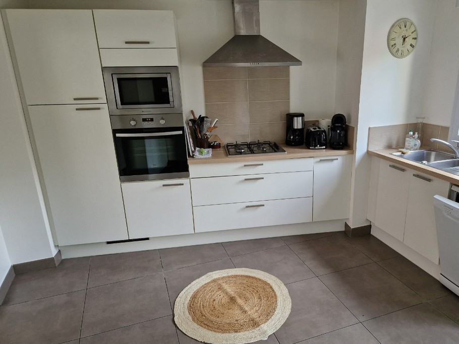 Cuisine équipée et lumineuse