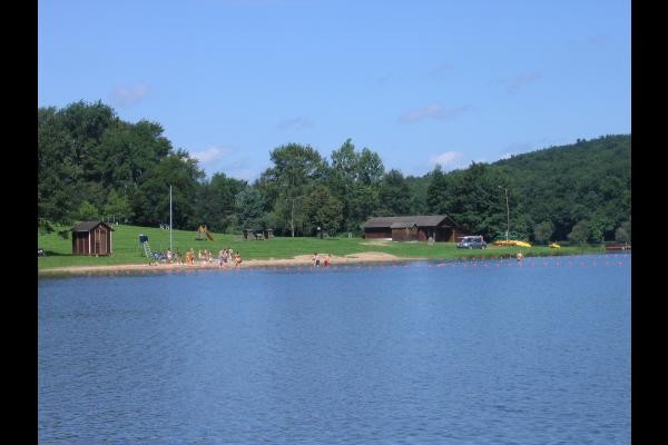 Chalets du camping de la Borde en Auvergne au cœur de l'Allier à Vieure