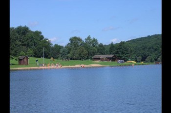 Chalets du camping de la Borde en Auvergne au cœur de l'Allier à Vieure