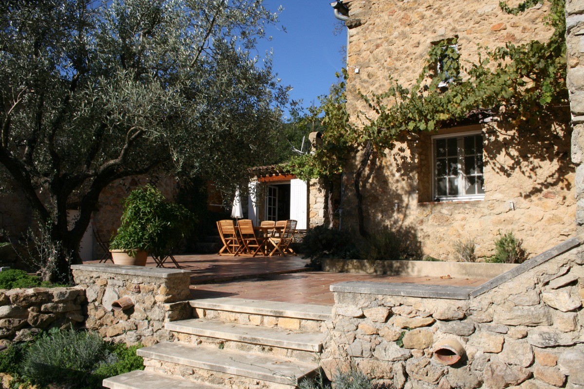 La terrasse sous le soleil de Provence