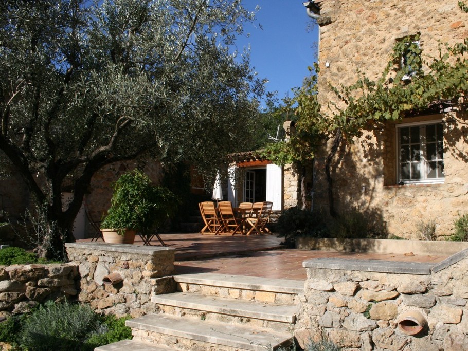 La terrasse sous le soleil de Provence