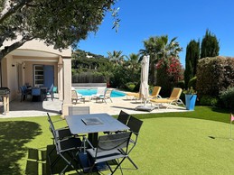 Villa Jacklou, repas sous l'olivier