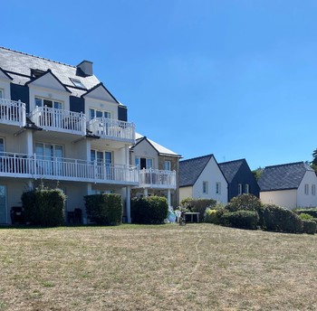 pelouse devant l'appartement