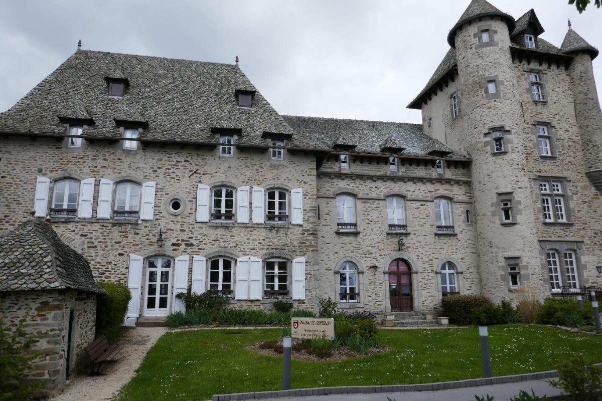 MONTSALVY : le château