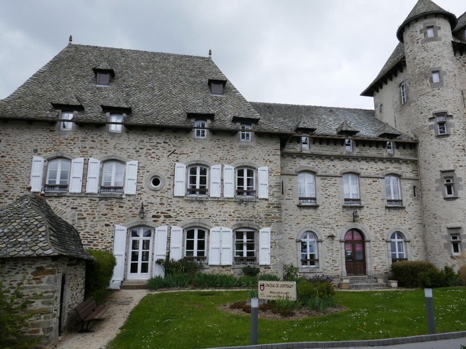 MONTSALVY : le château