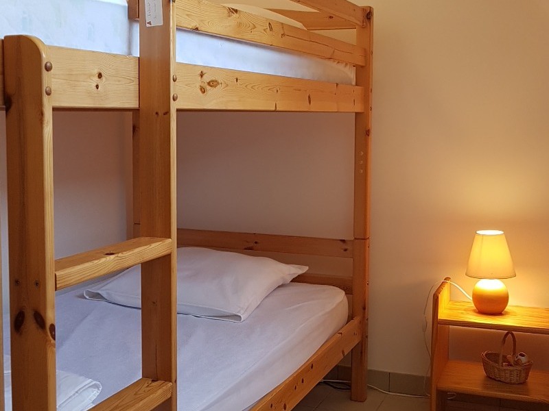 Bedroom with 2 x 90cm bunk beds