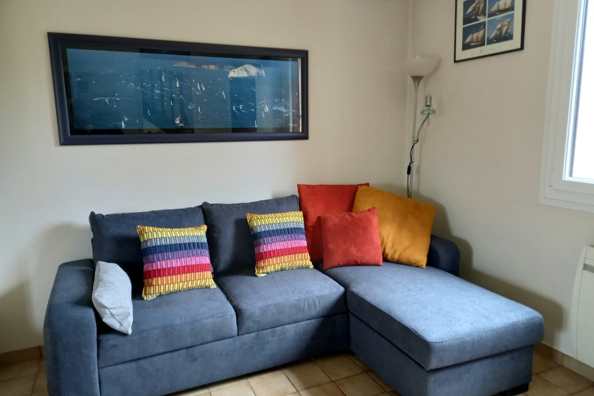 Le coin salon avec son couchage d'appoint confortable près de la cheminée.