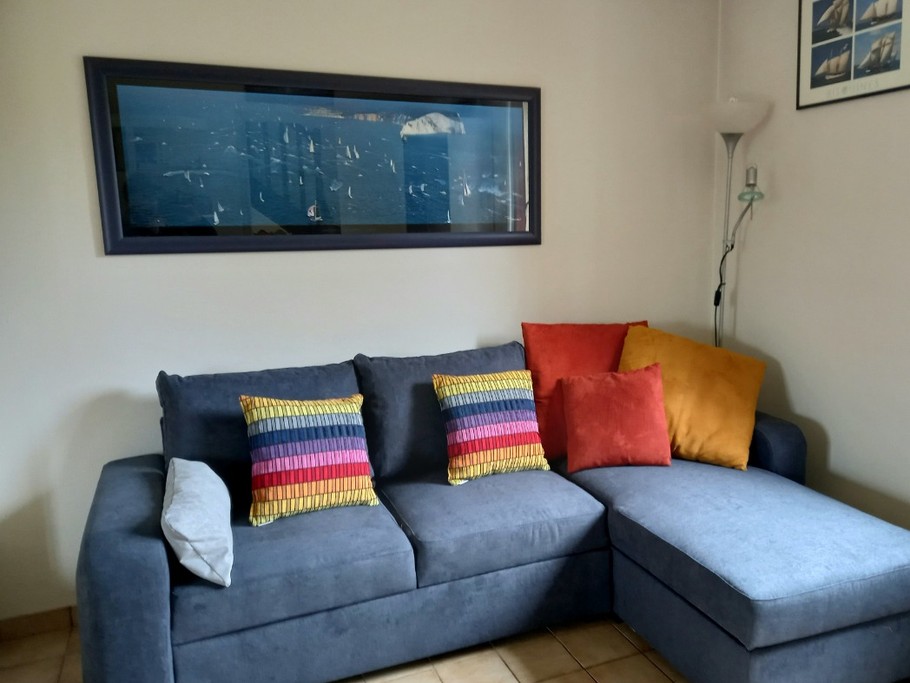 Le coin salon avec son couchage d'appoint confortable près de la cheminée.