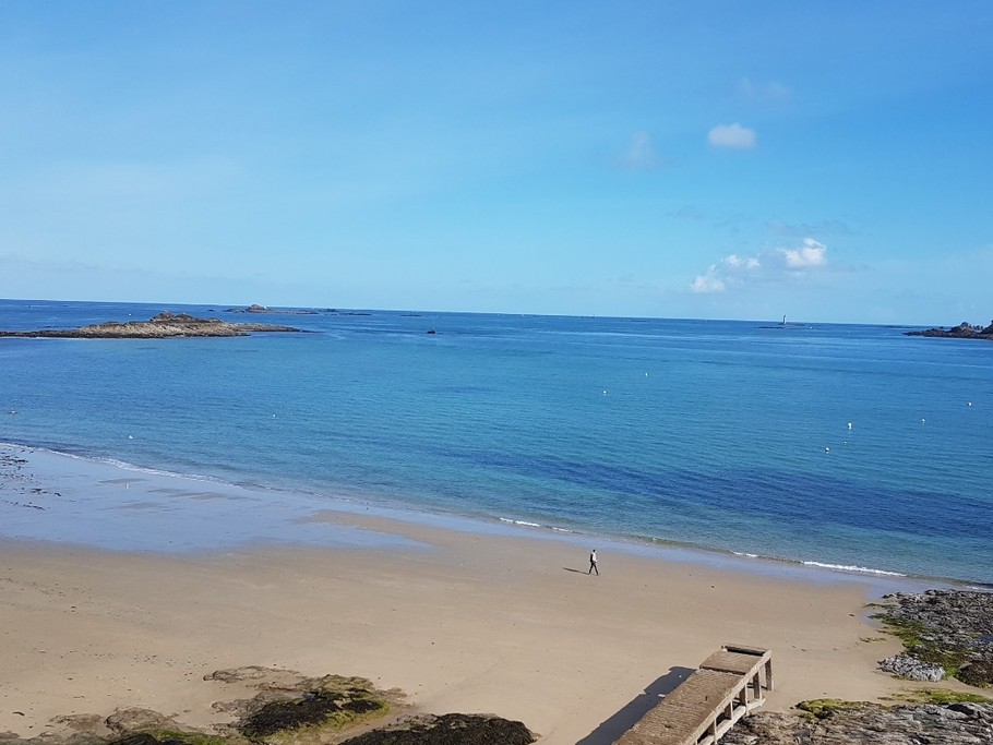 La vue devant la résidence - Appartement "Au pied des Vagues" à Saint-Enogat