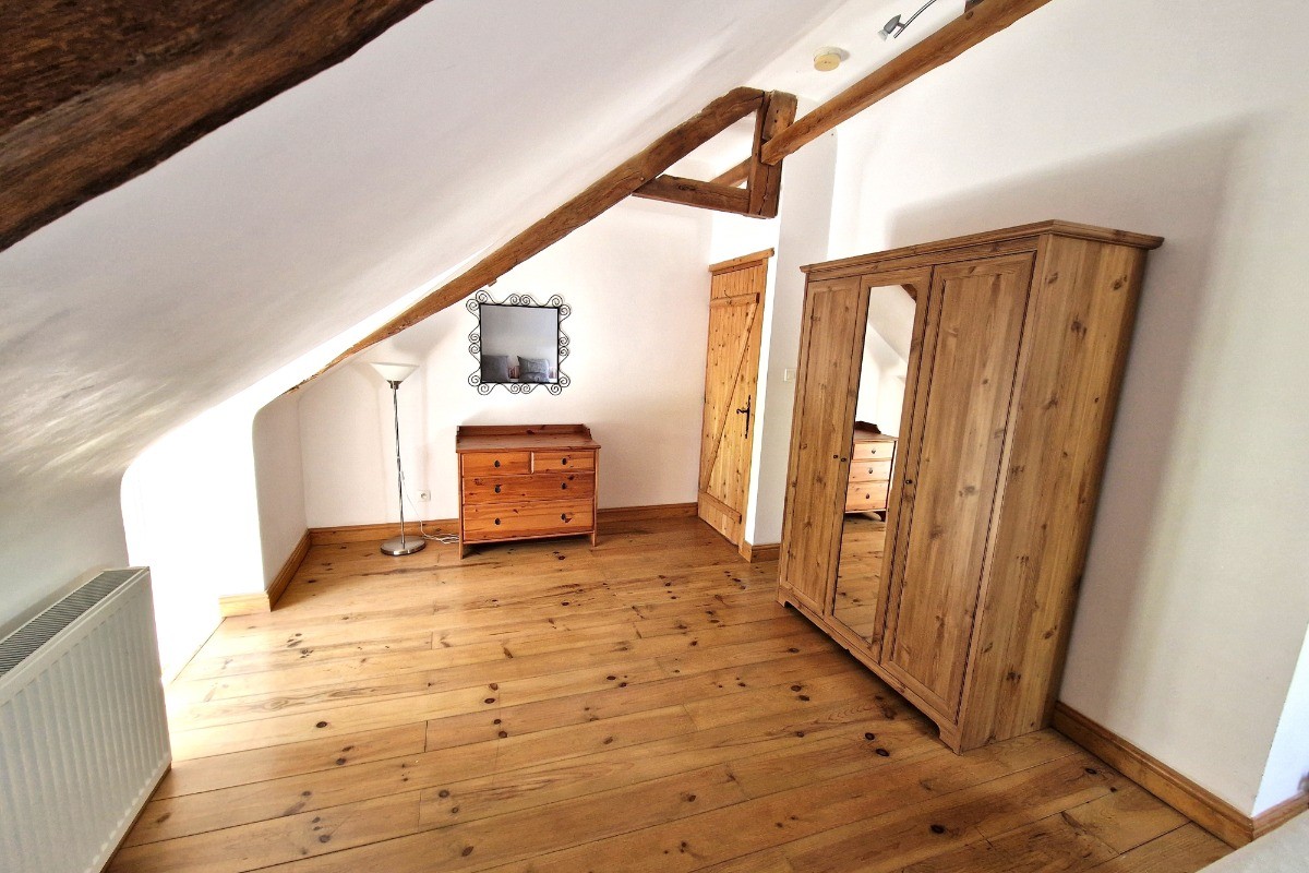 Chambre indépendante pour 3  personnes (3 lits 90cm ou bien 1 lit 180 cm et 1 lit 90 cm)  de plus de 16 ,5 m² au 2nd étage.