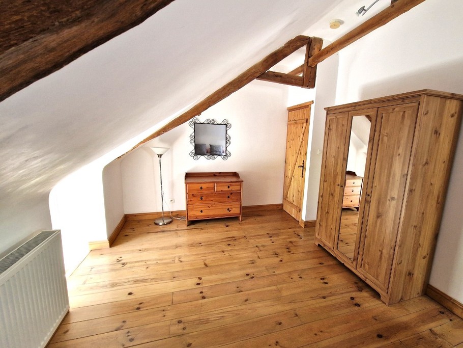 Chambre indépendante pour 3 personnes (3 lits 90cm ou bien 1 lit 180 cm et 1 lit 90 cm) de plus de 16 ,5 m² au 2nd étage.