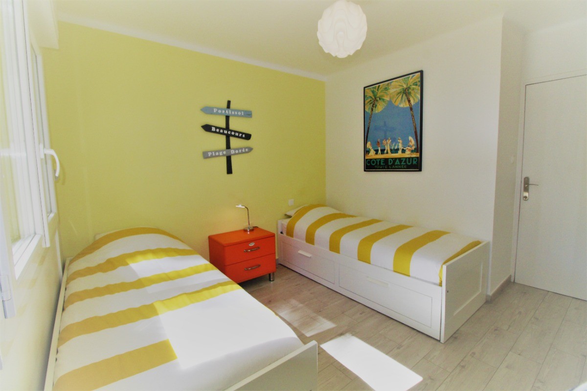 Chambre "jaune pop corn" version 2 lits simples.