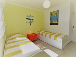 Chambre "jaune pop corn" version 2 lits simples.