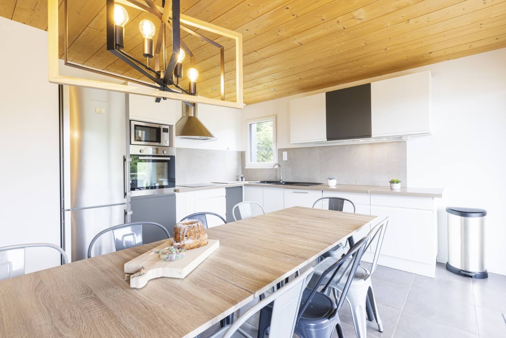 Open-plan kitchen and living room – Chalet Emma, with views of Gérardmer and its lake