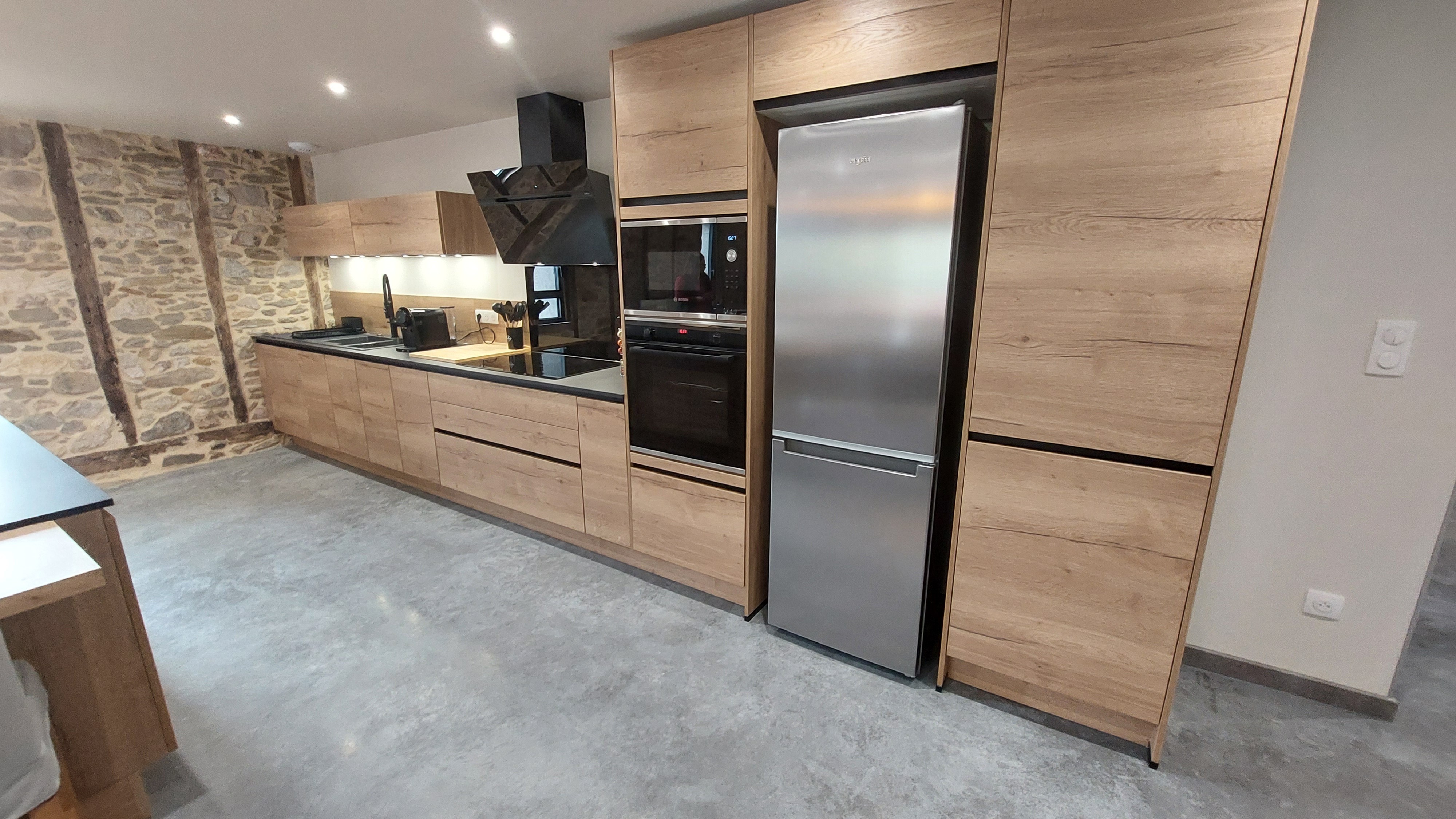 Vue sur le côté évier de la cuisine avec électroménagers neufs et équipements haut de gamme