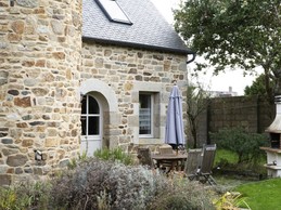 La terrasse et le barbecue. Exposition sud-ouest.