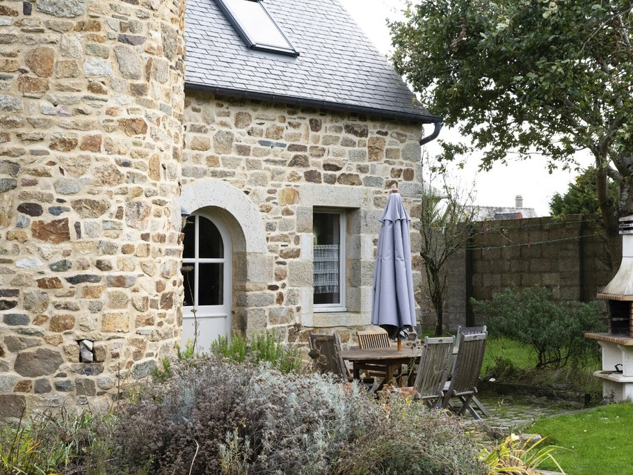 La terrasse et le barbecue. Exposition sud-ouest.