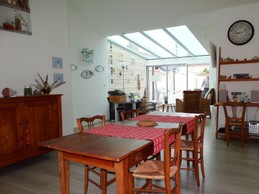 Séjour avec coin salon sous véranda