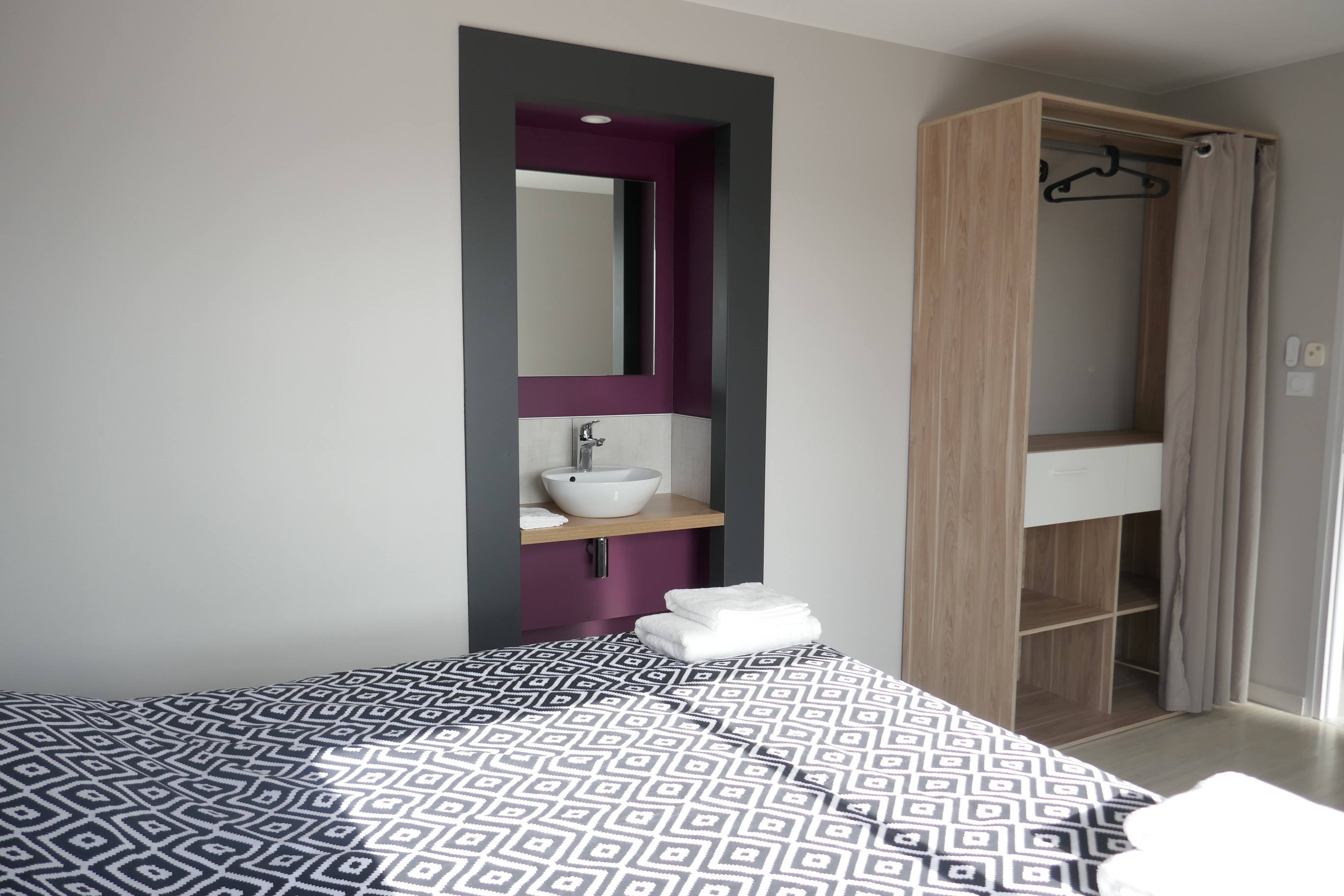 Chambre avec lit en 160 avec cabinet de toilettes - niveau 1