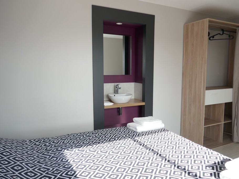 Chambre avec lit en 160 avec cabinet de toilettes - niveau 1