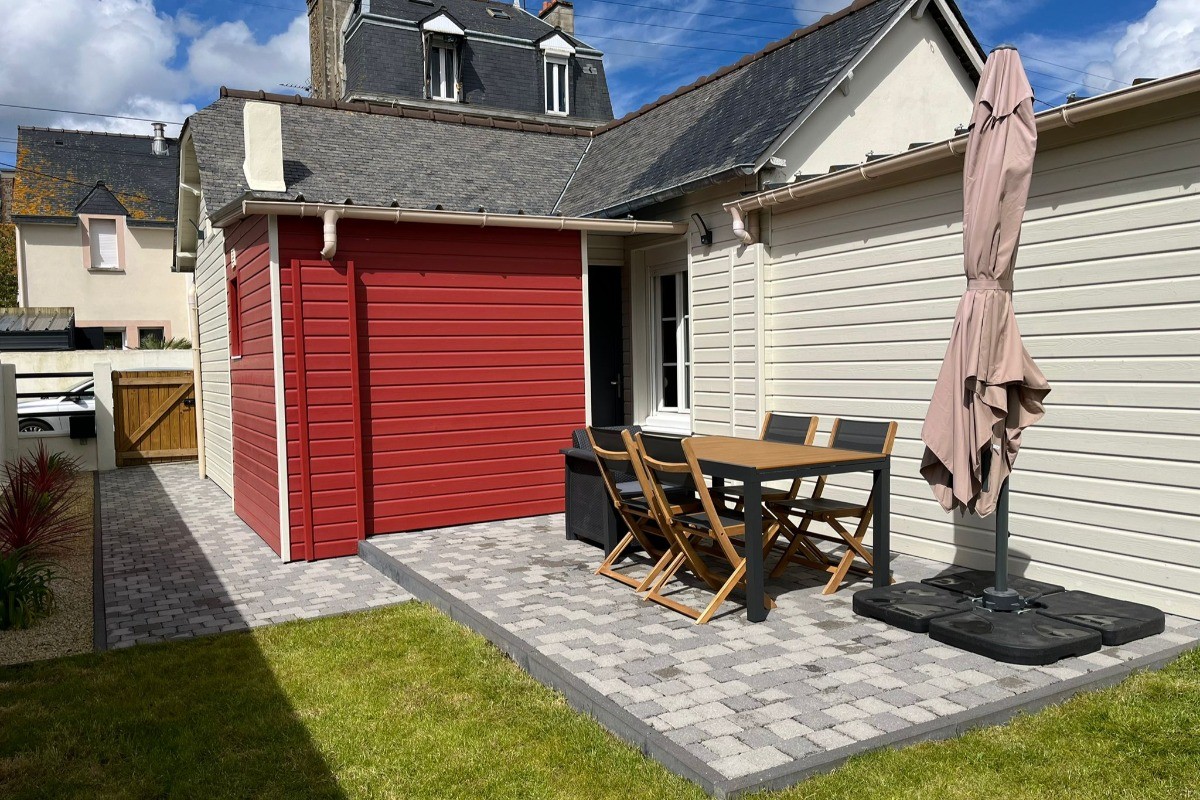 A l'arrière de la maison, terrasse et jardinet pour profiter du soleil et des repas en extérieur.
