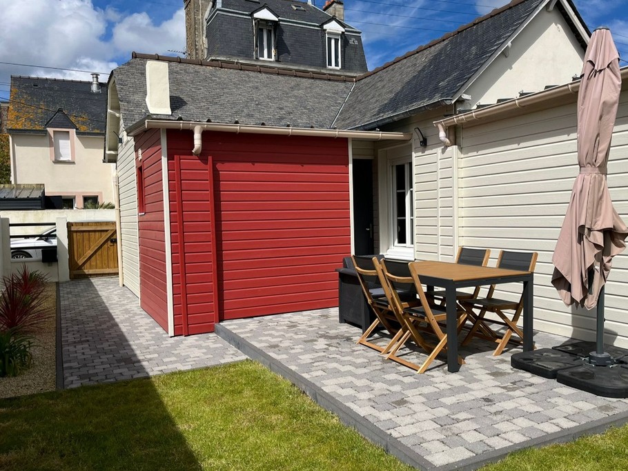 A l'arrière de la maison, terrasse et jardinet pour profiter du soleil et des repas en extérieur.