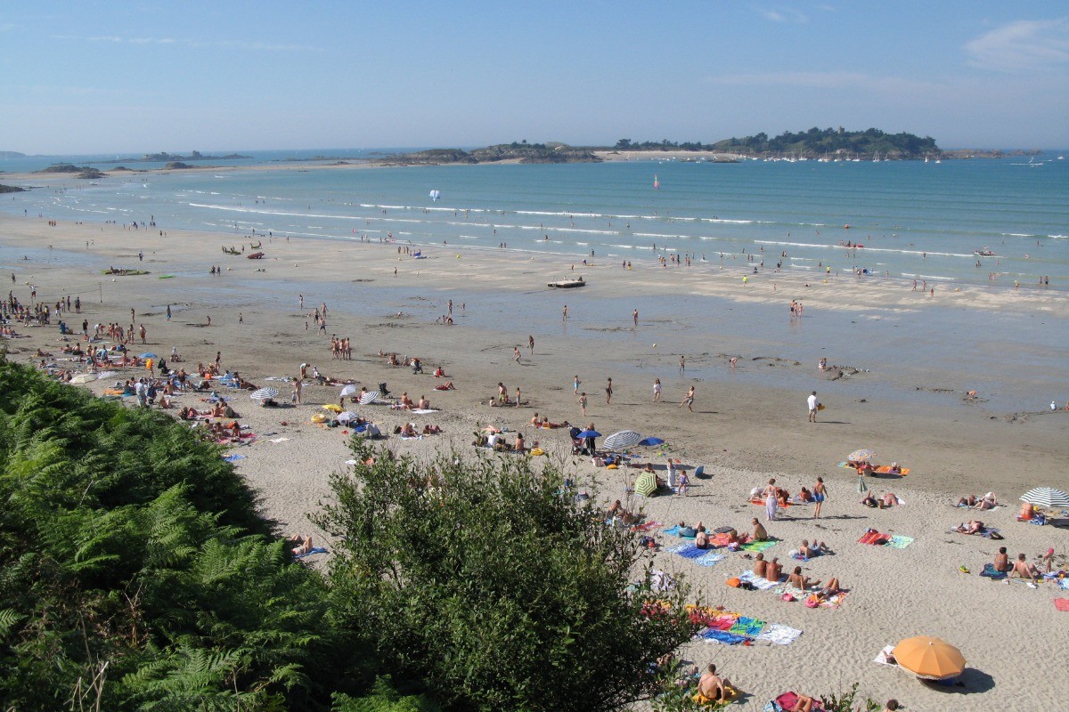 Plage du Rougeret en été